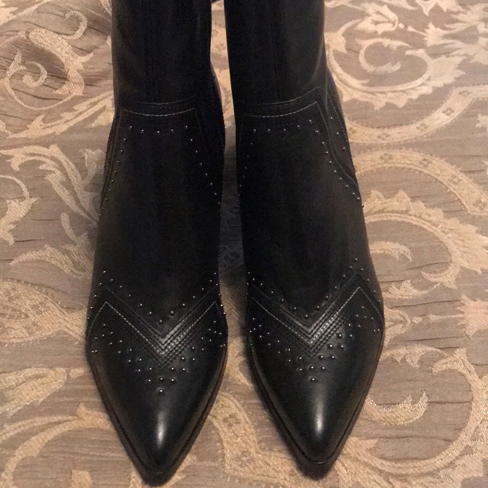 Donald Pliner ankle boot. Amazing leather !
